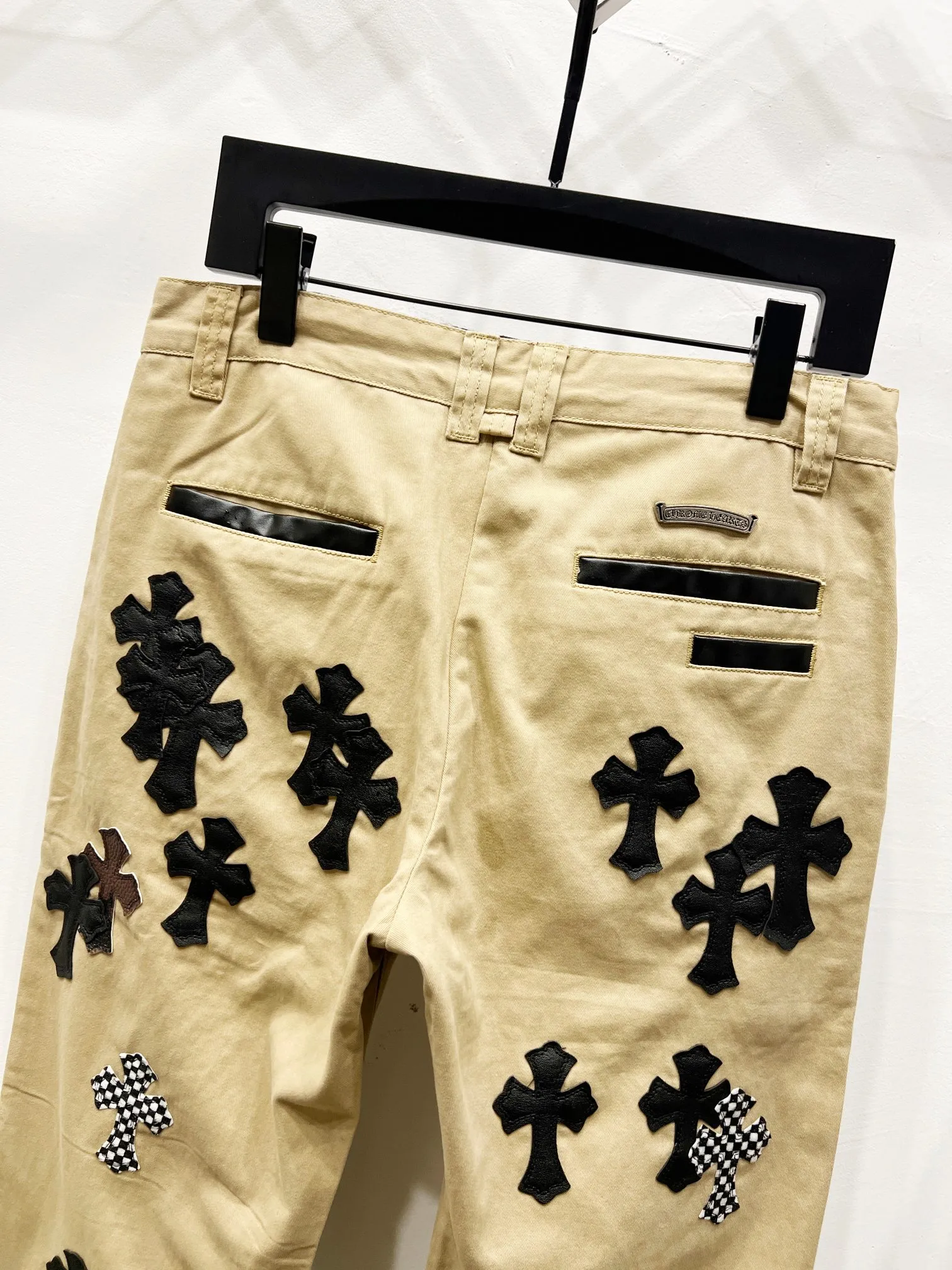 P260 Style Number: (W002) ChromeHearts & Khaki Leather Cross Piece Leather Straight Jeans Ceiling-Level Jeans A pair is hard to find at the counter‼ ️About Zangyin✅This is an extremely luxurious fashion brand that can also be called the aristocracy of the high street. It has always been an exclusive brand for some hipsters or rich second generations. The color of this model is already very eye-catching by using a unique washed material. It is decorated with pink patch cross flowers, which cleverly highlights the charm of the brand. Secondly, this model adopts a classic high-waist cut design, which highlights the long legs and fashionable temperament of the upper body. The brand is highly recognizable and the slim-fitting configuration is more suitable for daily wear. The personality will be fashionable and the specifications can be seen at a glance. Materials and technology ✅ Needless to say, this point goes without saying. As an excellent craftsman brand, Zangyin's requirements for details and craftsmanship are really perfect. The washed color of this model has gone through a lot of processes, not to mention the embellishment of the denim appliqués. It is also purely handmade and sewn. Just like what they believe in, only handmade things have soul and have the meaning of wearing. A top-notch heavy-duty fashionable denim item, recommended by both hands‼ ️ Size: 28, 30, 32, 34, 36 (S-XXL) Color: Khaki